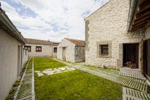 jardín del apartamento rural, la panera de justa en segovia