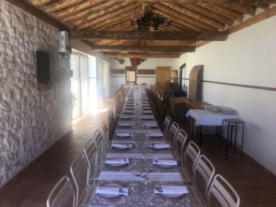 mesa grande puesta. a salón de eventos