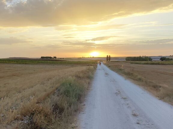 corredor al atardecer a galeria