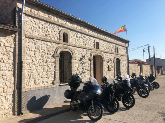 motos en fachada a galería